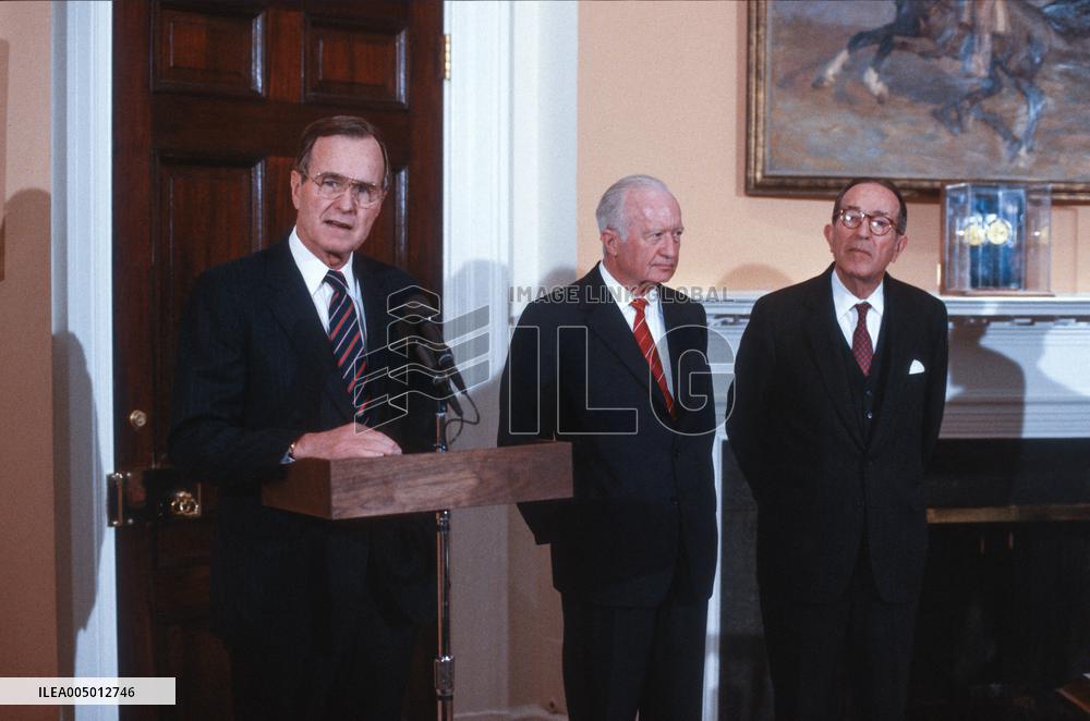 US President George HW Bush signs a Executive Order on Ethics Reform