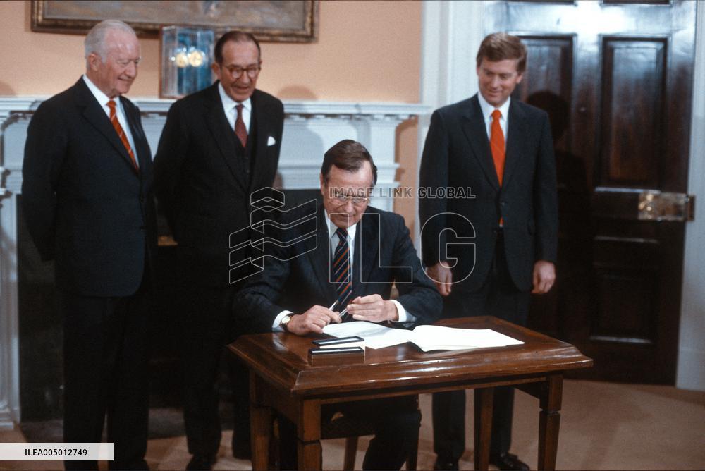 US President George HW Bush signs a Executive Order on Ethics Reform