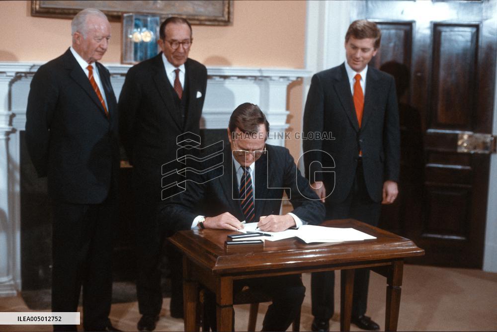 US President George HW Bush signs a Executive Order on Ethics Reform