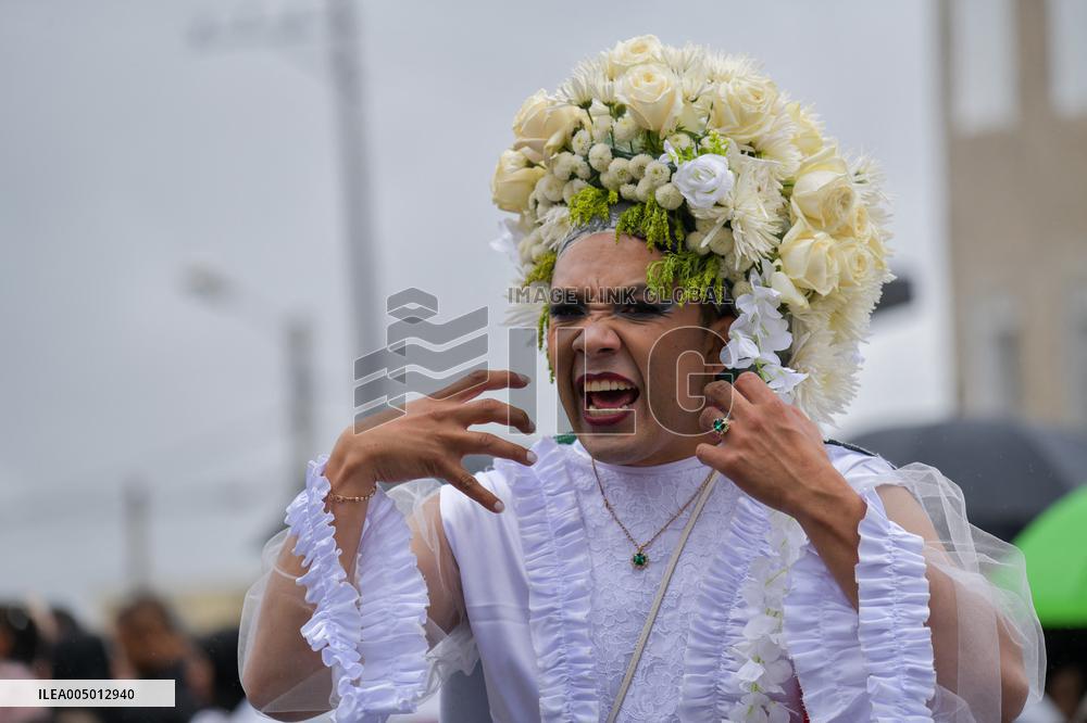 End of the year 'Desfile de Viudas' at the Multicolor Border Carnival in Ipiales, Colombia