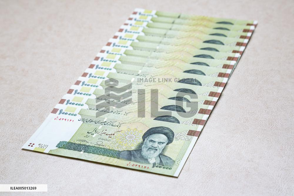 Illustration - Iranian Rial vs US Dollar A Currency in Crisis