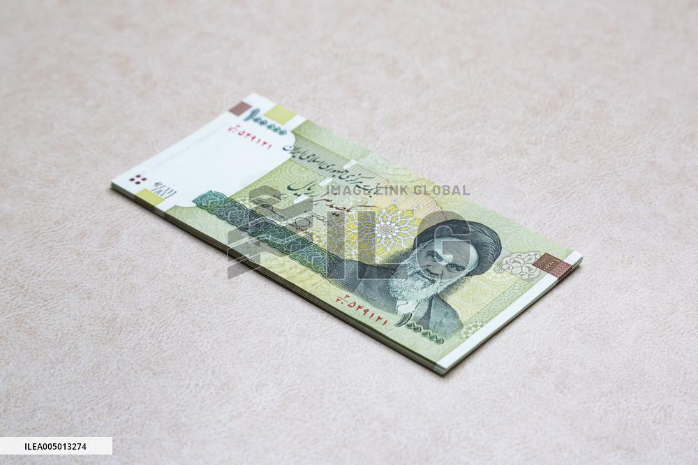Illustration - Iranian Rial vs US Dollar A Currency in Crisis