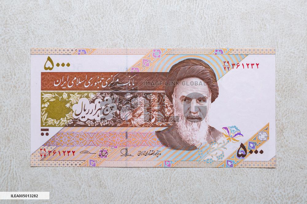 Illustration - Iranian Rial vs US Dollar A Currency in Crisis