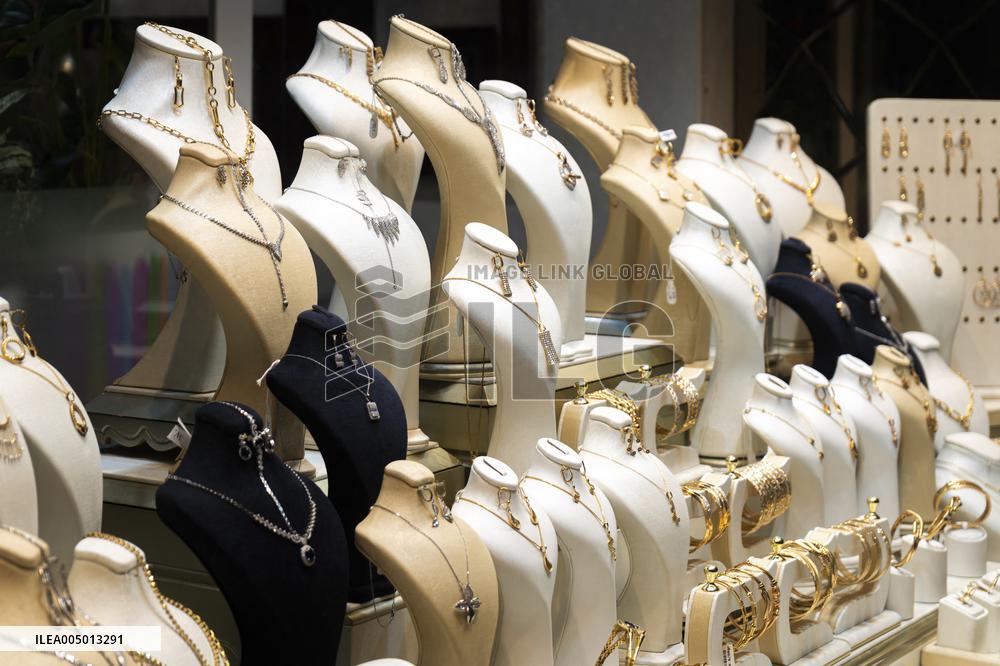 Illustration - Iranian Rial vs US Dollar A Currency in Crisis