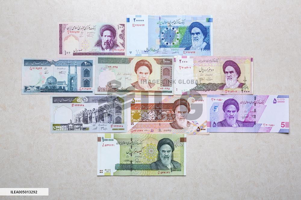 Illustration - Iranian Rial vs US Dollar A Currency in Crisis