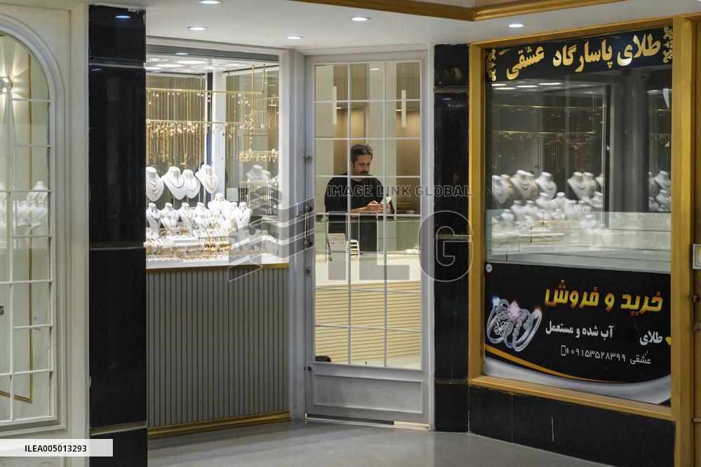 Illustration - Iranian Rial vs US Dollar A Currency in Crisis