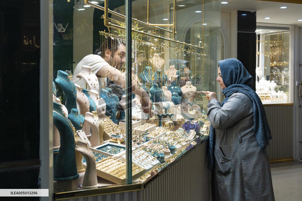 Illustration - Iranian Rial vs US Dollar A Currency in Crisis