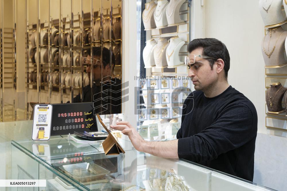 Illustration - Iranian Rial vs US Dollar A Currency in Crisis