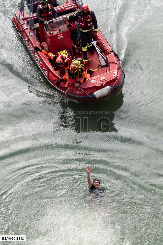 Traditional Dive Into The Tiber River - Rome