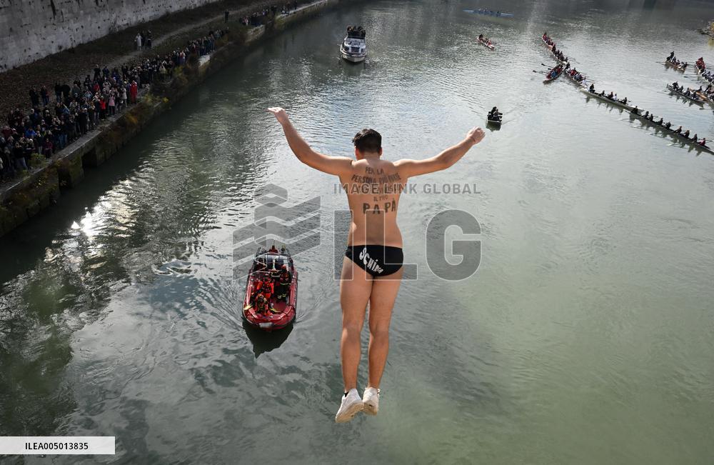 Traditional Dive Into The Tiber River - Rome