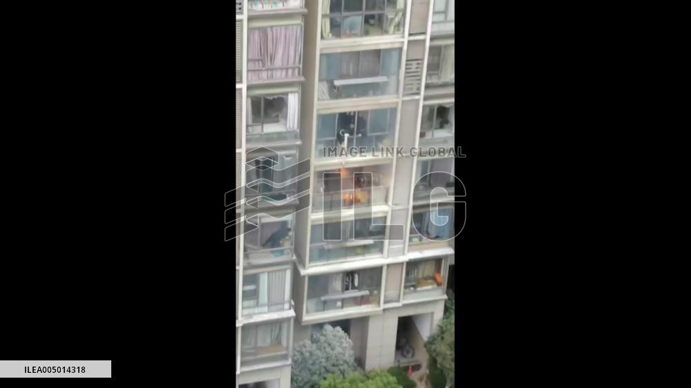 China: Quick-Thinking Resident on Floor Above Extinguishes Balcony Fire