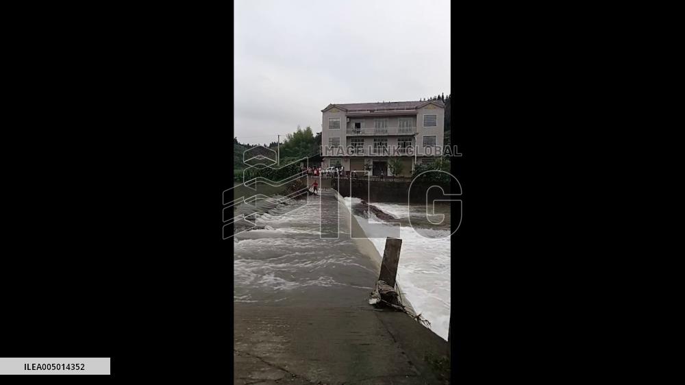 China: Dog Rescued from Fast-Flowing River in Hunan