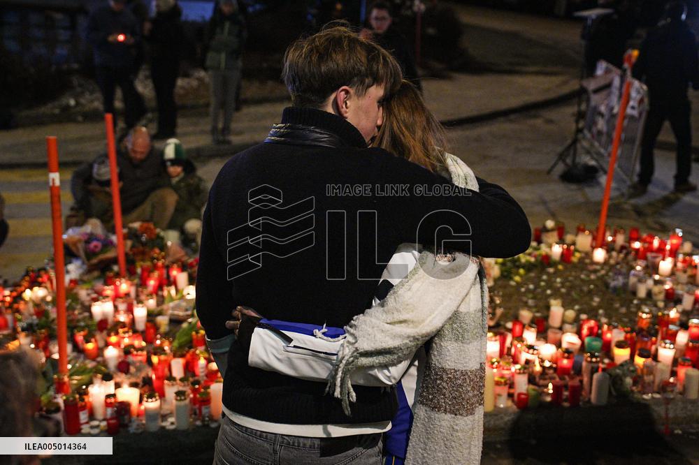 Tribute to victims at Le Constellation bar - Crans Montana