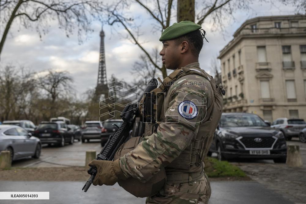 Sentinelle mission in front of the Eiffel Tower in Paris