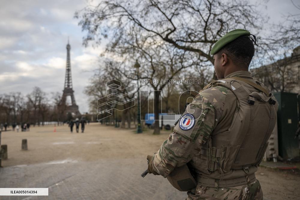 Sentinelle mission in front of the Eiffel Tower in Paris