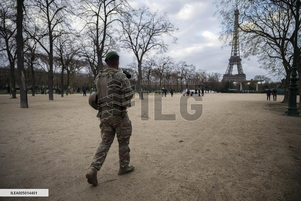 Sentinelle mission in front of the Eiffel Tower in Paris