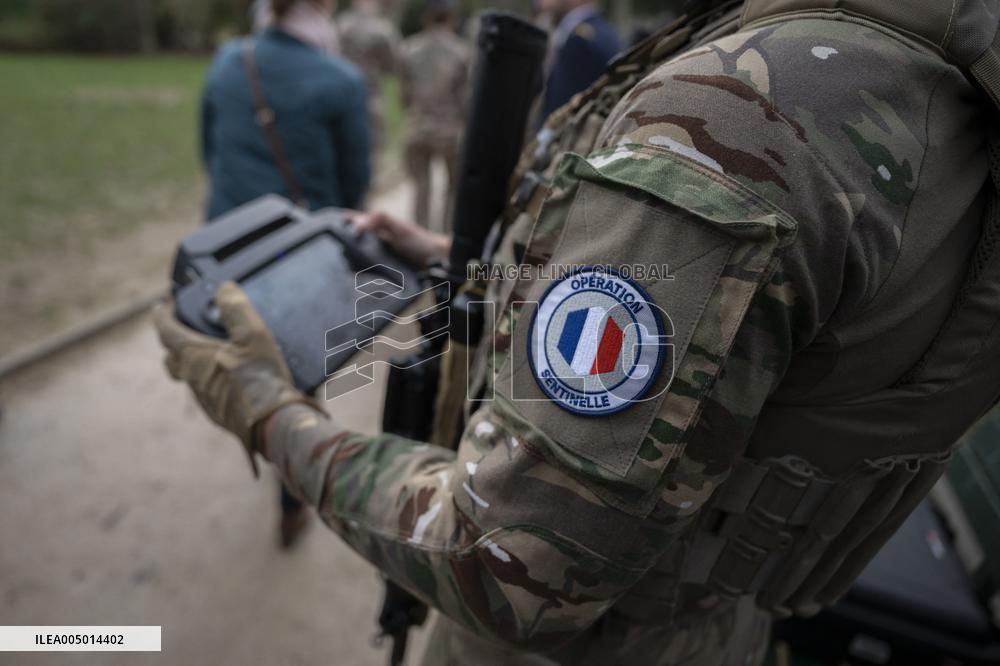 Sentinelle mission in front of the Eiffel Tower in Paris