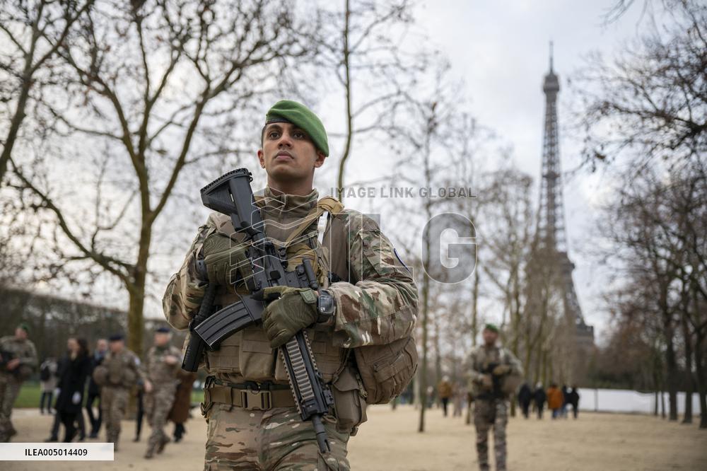 Sentinelle mission in front of the Eiffel Tower in Paris