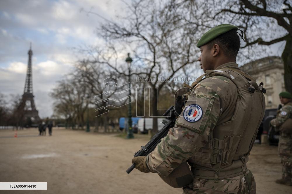 Sentinelle mission in front of the Eiffel Tower in Paris