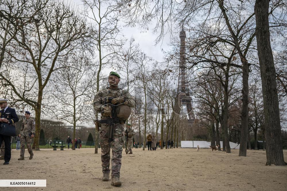 Sentinelle mission in front of the Eiffel Tower in Paris