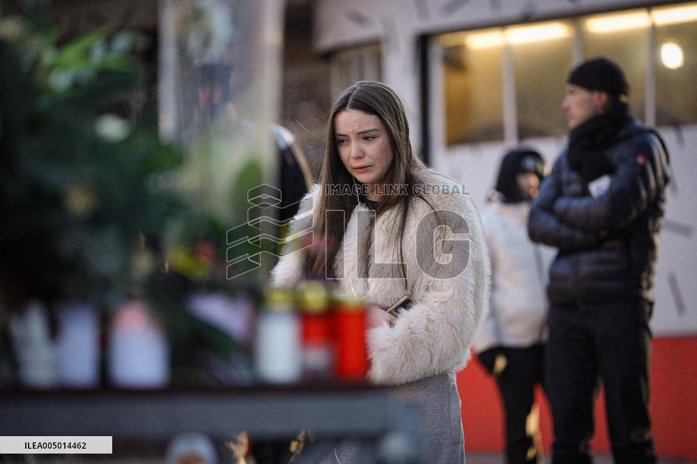 Tribute to victims at Le Constellation bar - Crans Montana