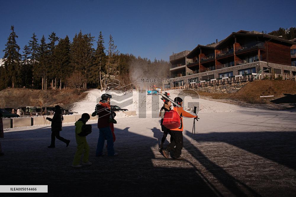Tribute to victims at Le Constellation bar - Crans Montana