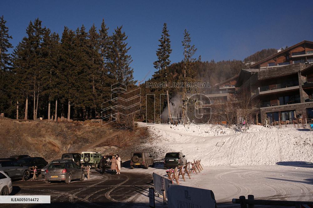 Tribute to victims at Le Constellation bar - Crans Montana