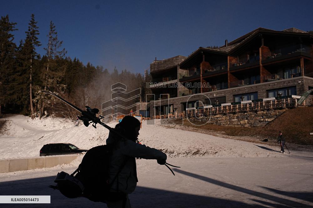 Tribute to victims at Le Constellation bar - Crans Montana