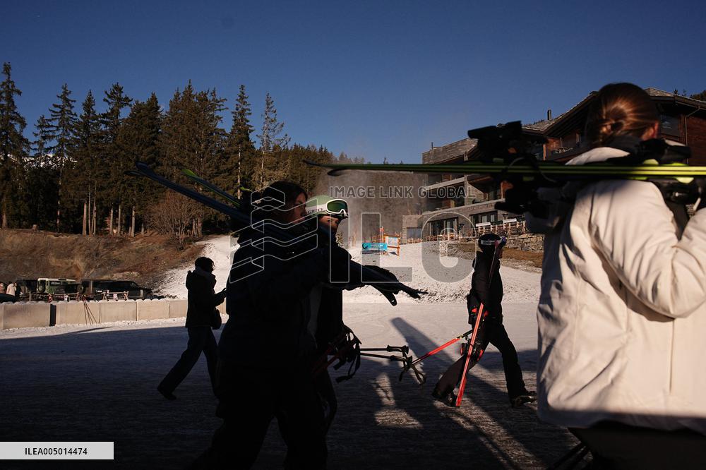 Tribute to victims at Le Constellation bar - Crans Montana