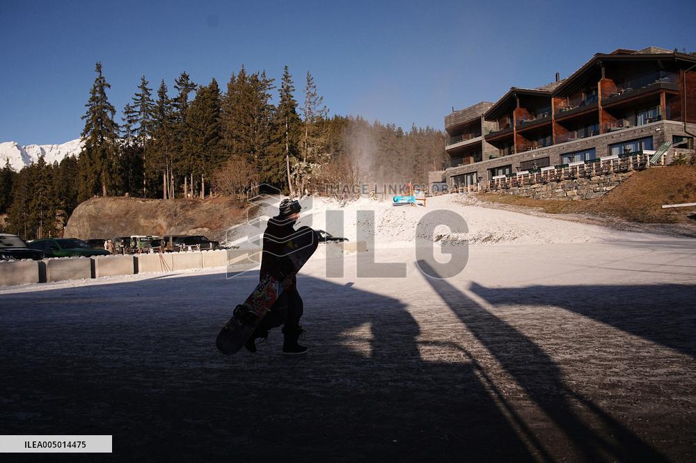 Tribute to victims at Le Constellation bar - Crans Montana