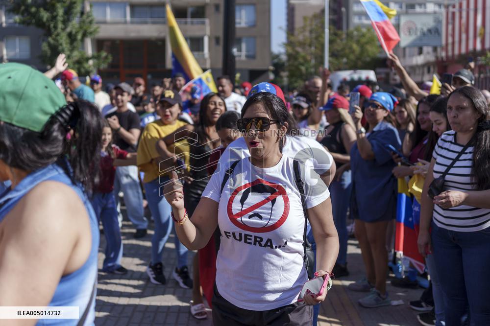 Venezuelans in Chile celebrate the capture of Nicolas Maduro by