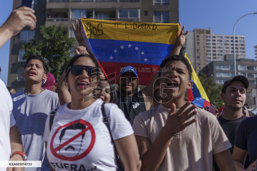 Venezuelans in Chile celebrate the capture of Nicolas Maduro by