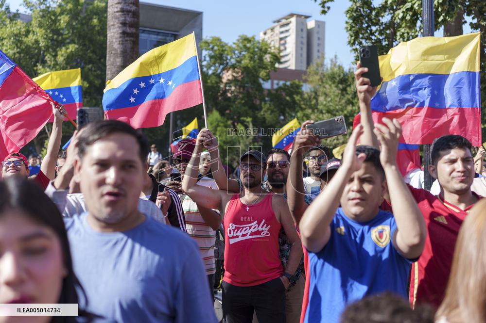 Venezuelans in Chile celebrate the capture of Nicolas Maduro by