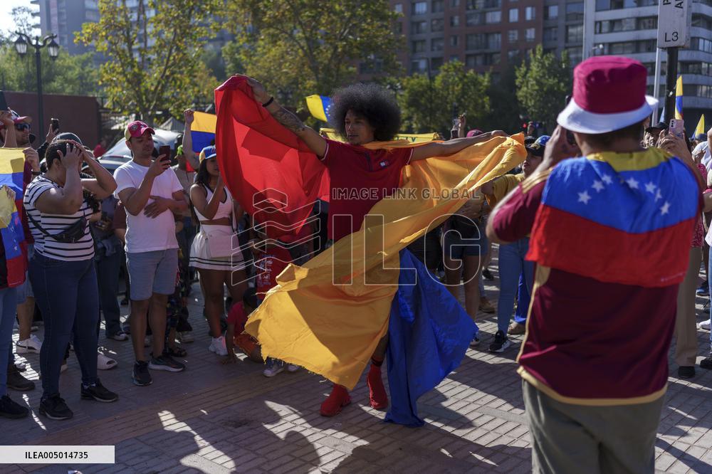 Venezuelans in Chile celebrate the capture of Nicolas Maduro by