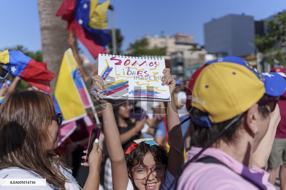 Venezuelans in Chile celebrate the capture of Nicolas Maduro by