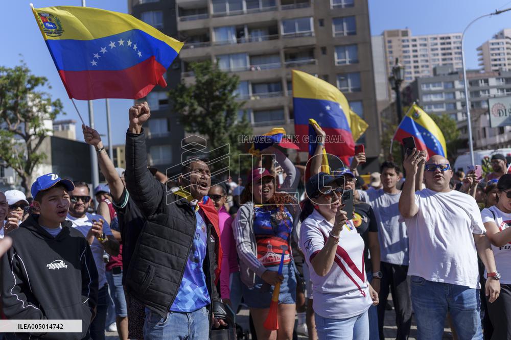Venezuelans in Chile celebrate the capture of Nicolas Maduro by