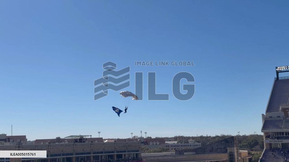 US: Paratrooper Tangled in Field Goal Net at Armed Forces Bowl