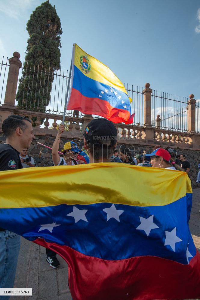 Venezuelans Celebrate the Detention of the President Nicolas Maduro - Mexico