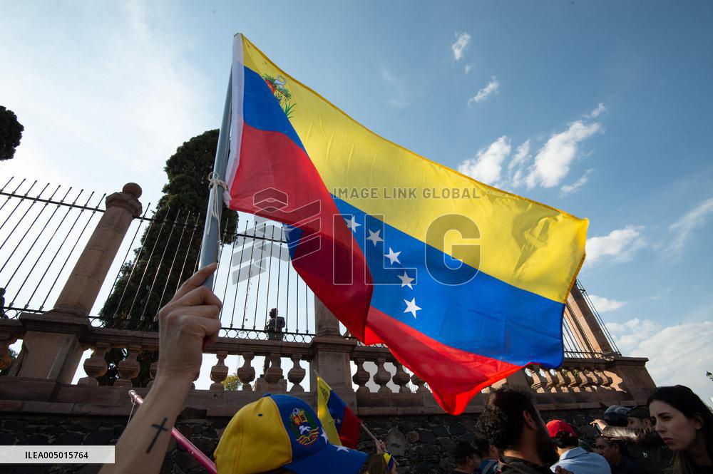 Venezuelans Celebrate the Detention of the President Nicolas Maduro - Mexico