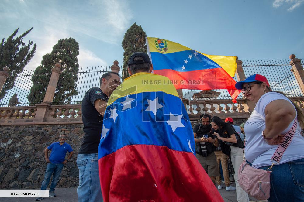 Venezuelans Celebrate the Detention of the President Nicolas Maduro - Mexico