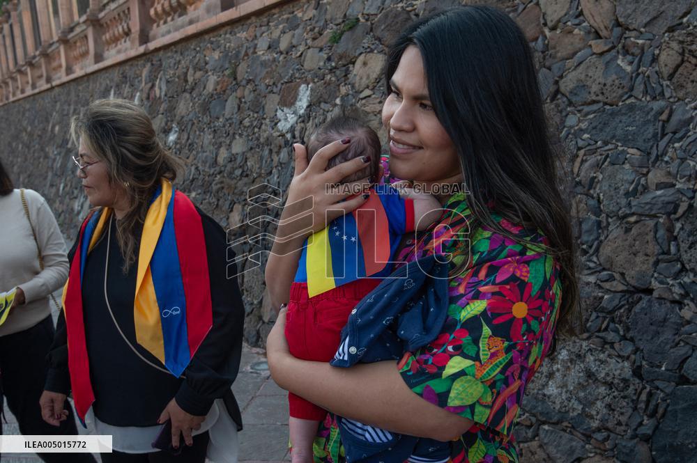 Venezuelans Celebrate the Detention of the President Nicolas Maduro - Mexico