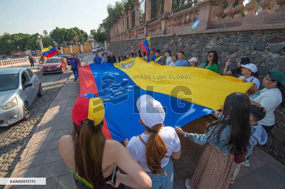 Venezuelans Celebrate the Detention of the President Nicolas Maduro - Mexico