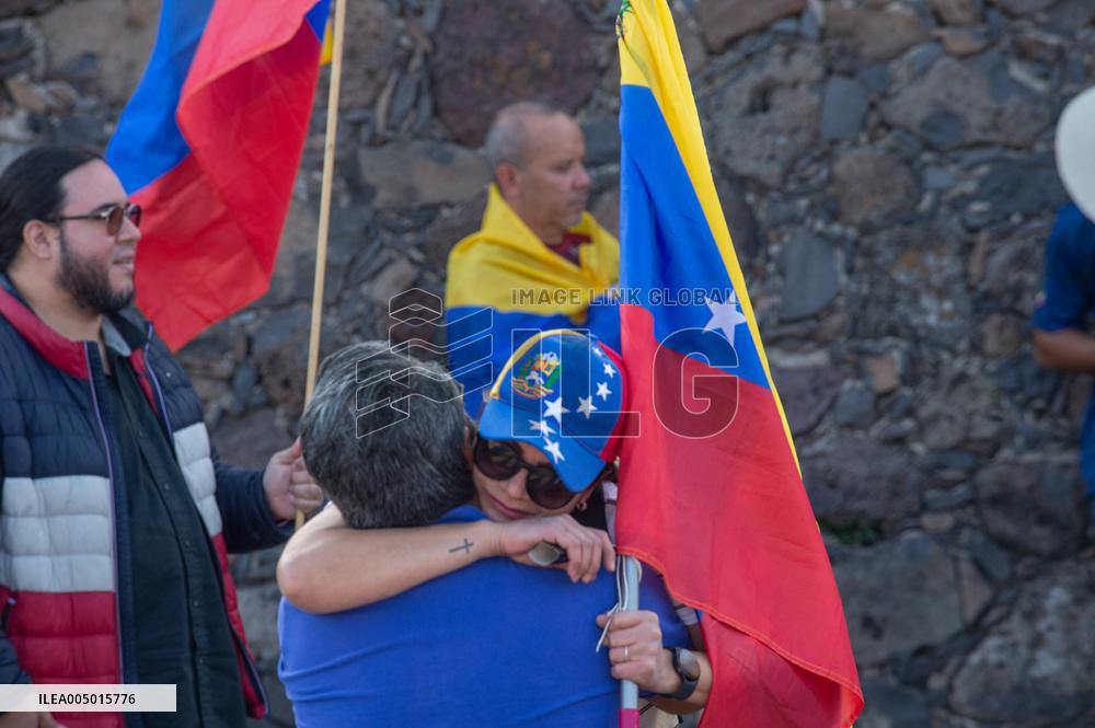 Venezuelans Celebrate the Detention of the President Nicolas Maduro - Mexico