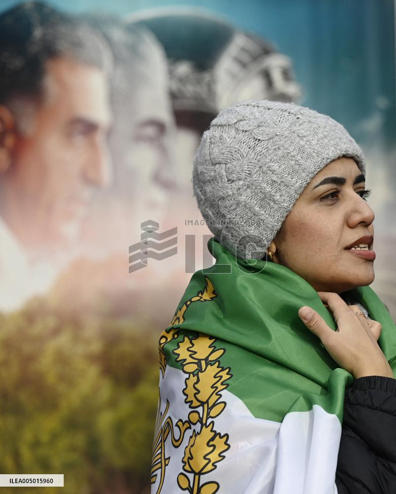 Activists take part in a rally supporting protestors in Iran  - Washington