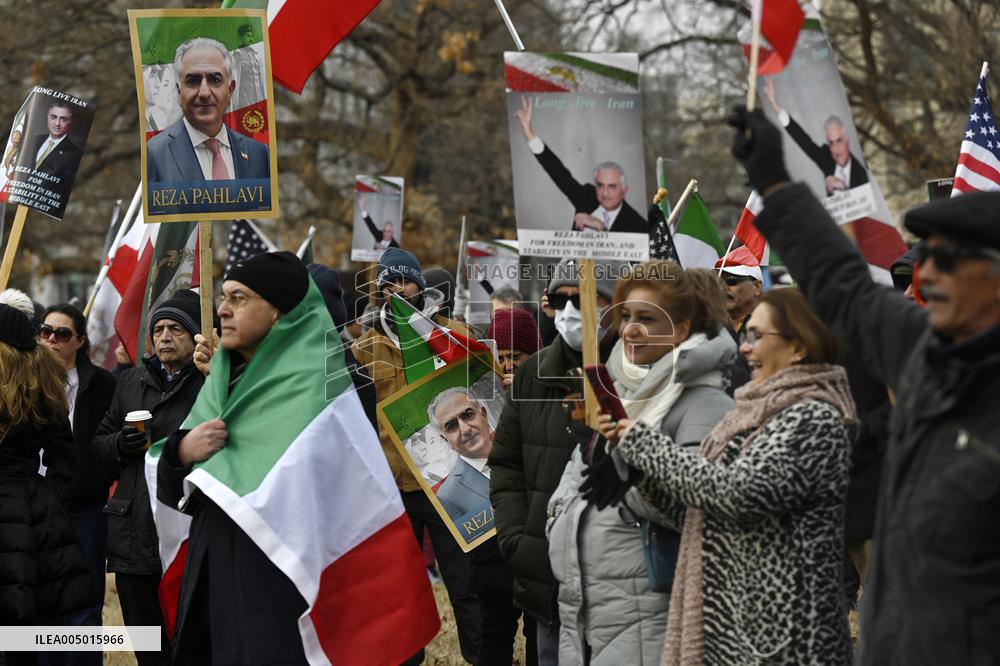 Activists take part in a rally supporting protestors in Iran  - Washington