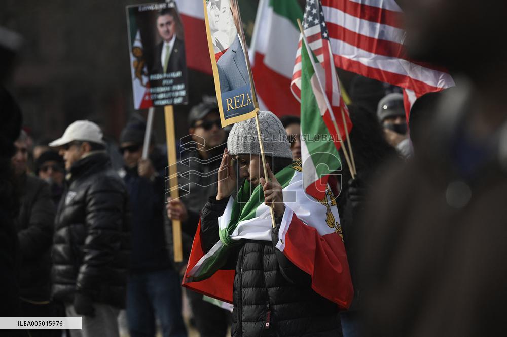 Activists take part in a rally supporting protestors in Iran  - Washington