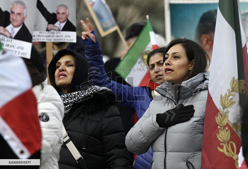 Activists take part in a rally supporting protestors in Iran  - Washington