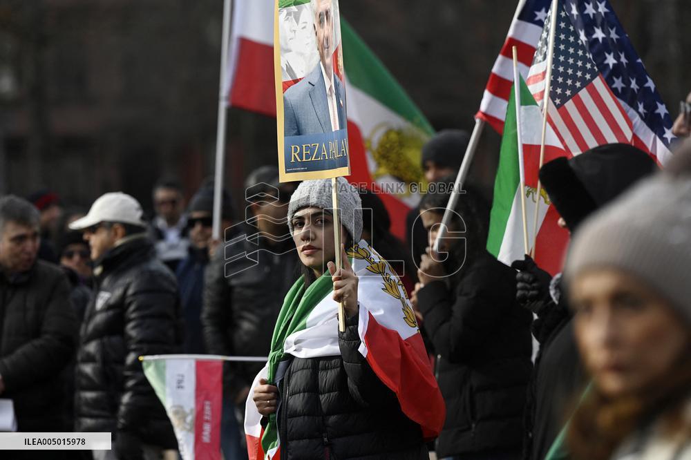 Activists take part in a rally supporting protestors in Iran  - Washington