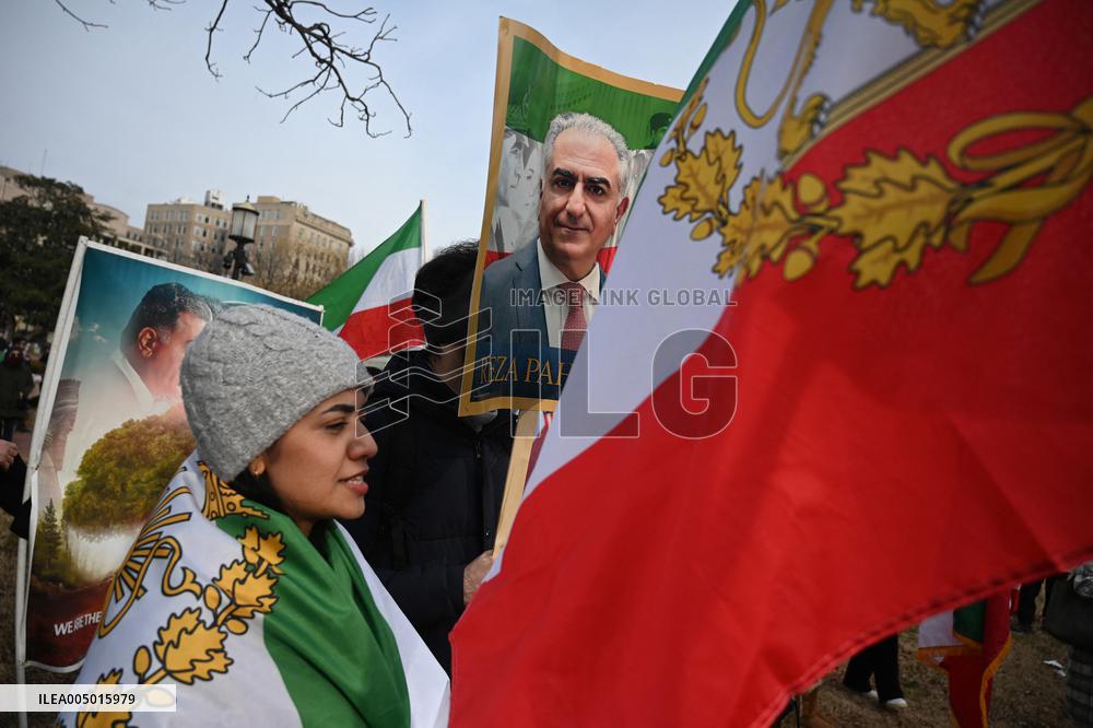 Activists take part in a rally supporting protestors in Iran  - Washington