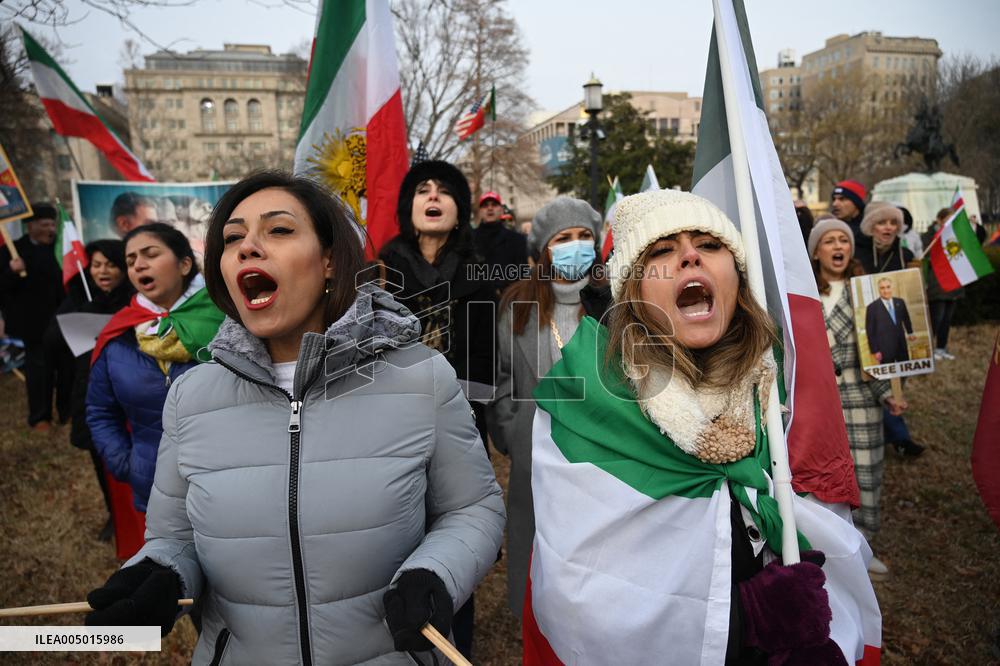 Activists take part in a rally supporting protestors in Iran  - Washington